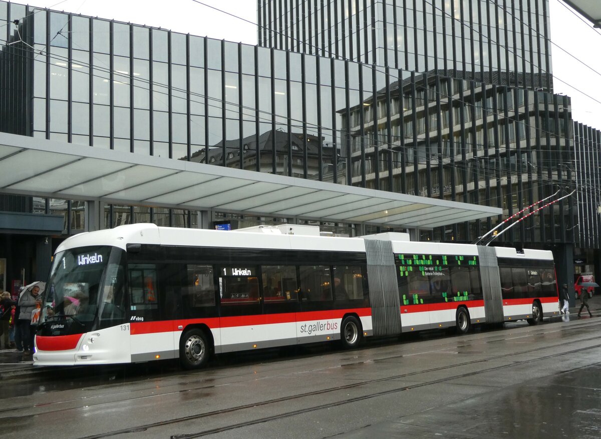 (257'279) - St. Gallerbus, St. Gallen - Nr. 131 - Hess/Hess Doppelgelenktrolleybus am 28. November 2023 beim Bahnhof St. Gallen