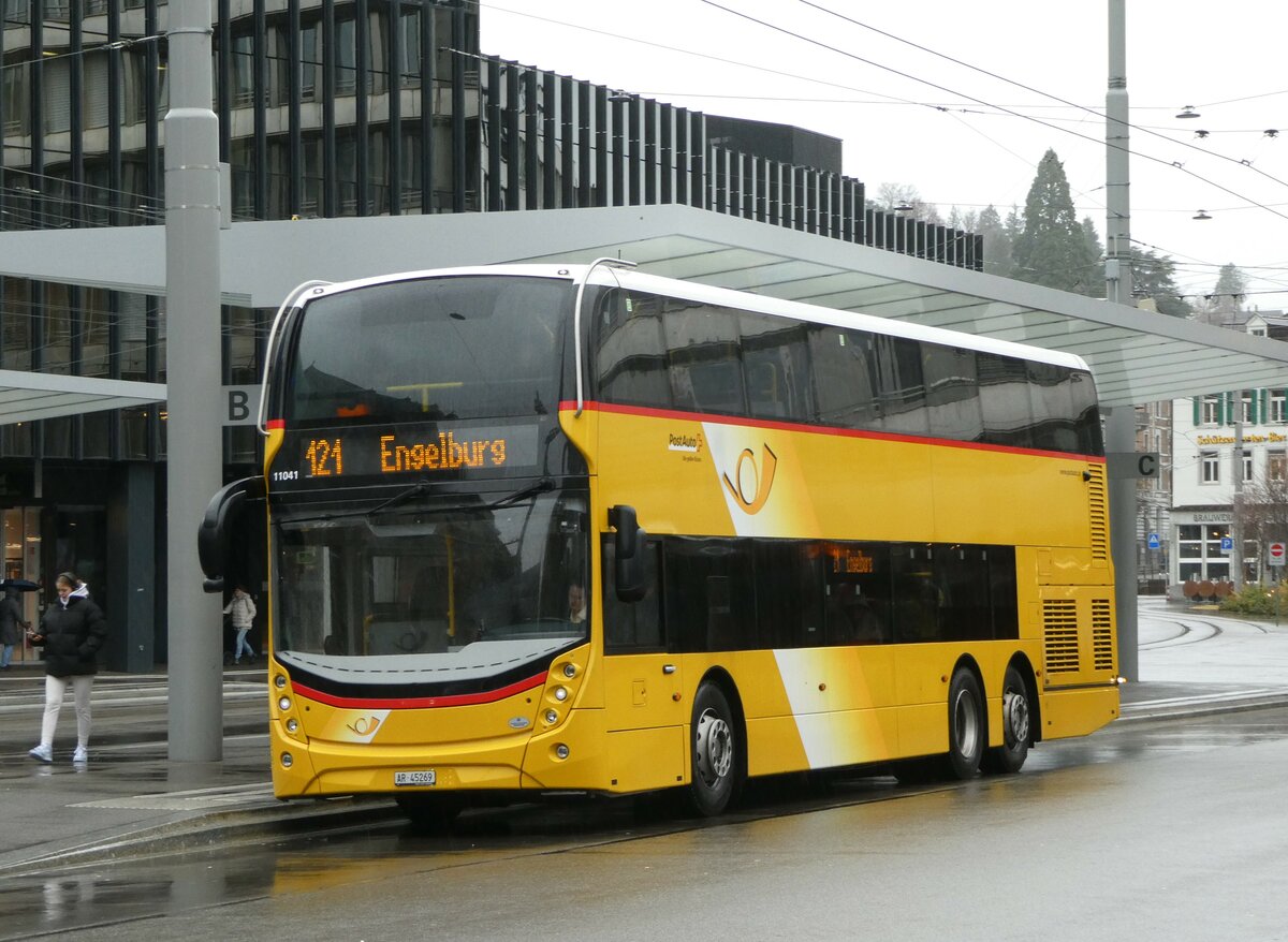 (257'283) - PostAuto Ostschweiz - AR 45'269/PID 11'041 - Alexander Dennis am 28. November 2023 beim Bahnhof St. Gallen