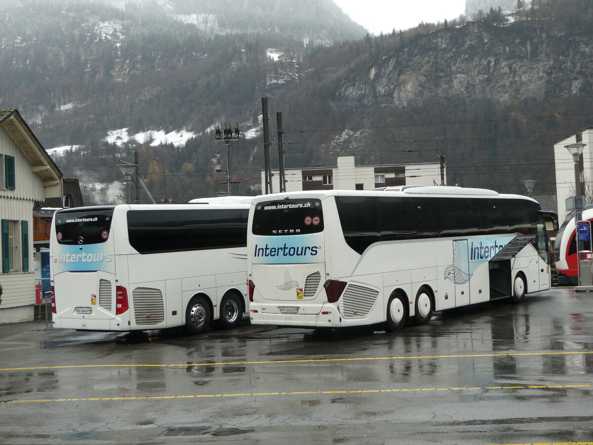 (257'322) - Intertours, Domdidier - FR 300'653 - Setra am 1. Dezember 2023 beim Bahnhof Meiringen