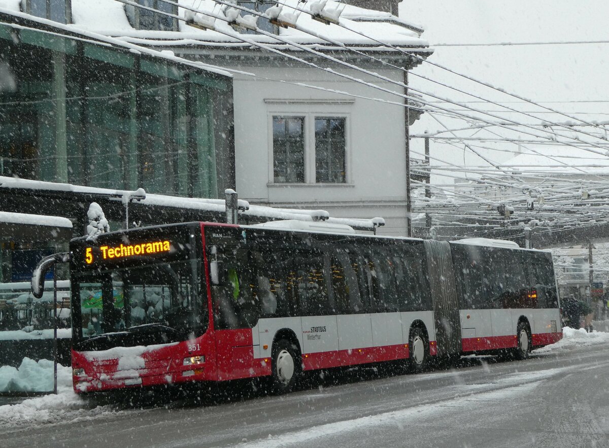 (257'380) - SW Winterthur - Nr. 351/ZH 886'351 - MAN am 2. Dezember 2023 beim Hauptbahnhof Winterthur