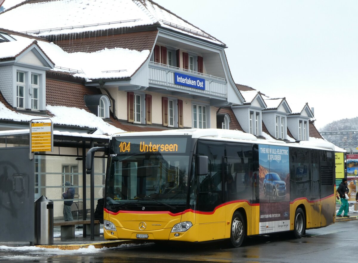 (257'439) - PostAuto Bern - BE 610'531/PID 11'947 - Mercedes am 4. Dezember 2023 beim Bahnhof Interlaken Ost