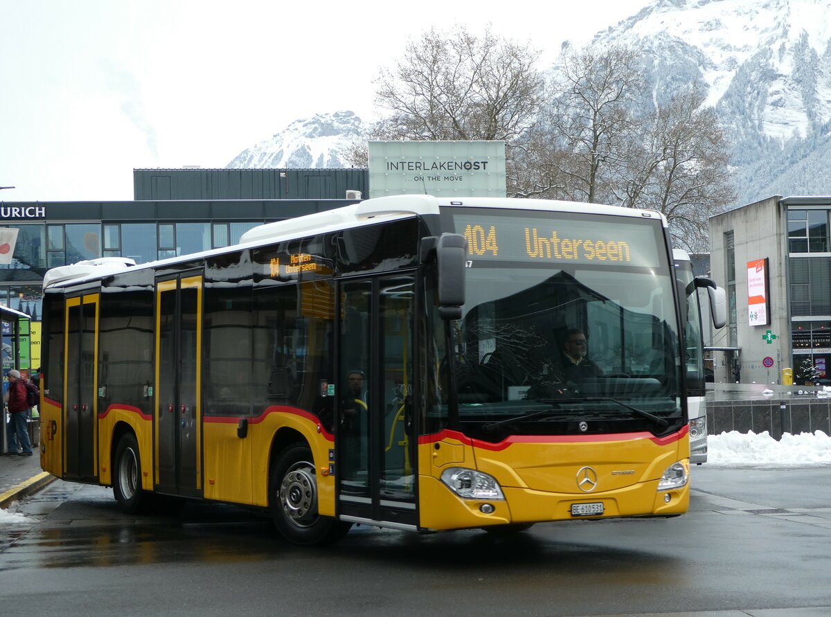 (257'441) - PostAuto Bern - BE 610'531/PID 11'947 - Mercedes am 4. Dezember 2023 beim Bahnhof Interlaken Ost