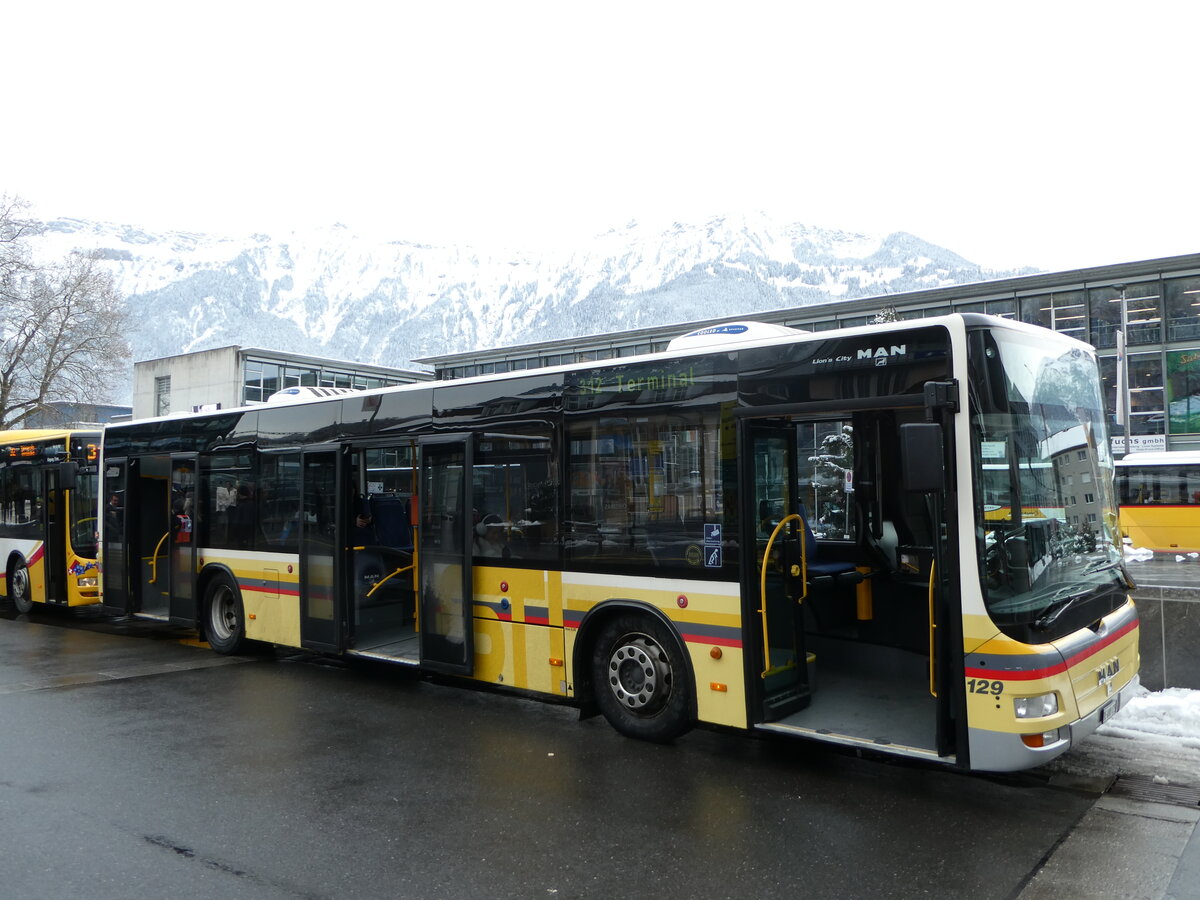 (257'445) - STI Thun - Nr. 129/BE 800'129 - MAN am 4. Dezember 2023 beim Bahnhof Interlaken Ost