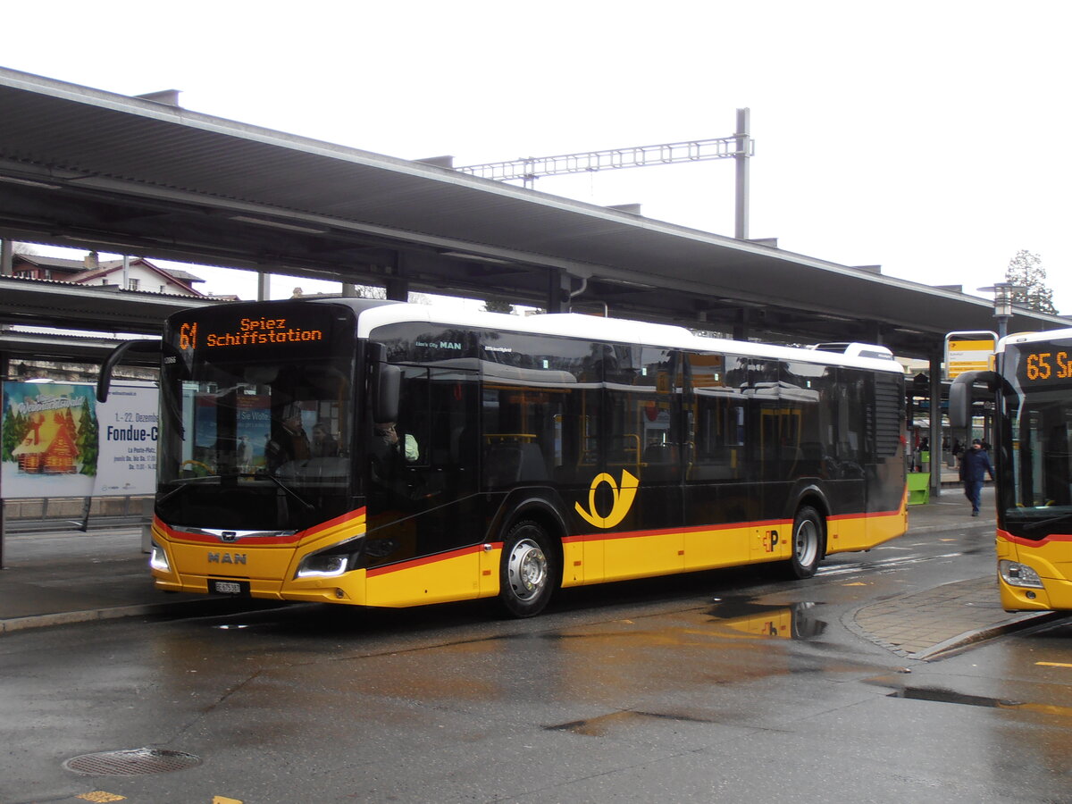 (257'805) - PostAuto Bern - BE 675'387/PID 12'066 - MAN am 22. Dezember 2023 beim Bahnhof Spiez