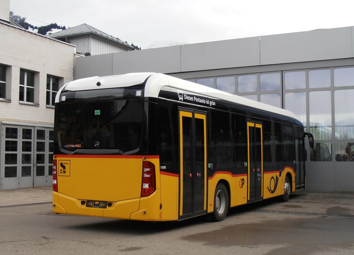 (257'856) - PostAuto Wallis - PID 11'976 - Mercedes am 23. Dezember 2023 in Nesslau, Altherr