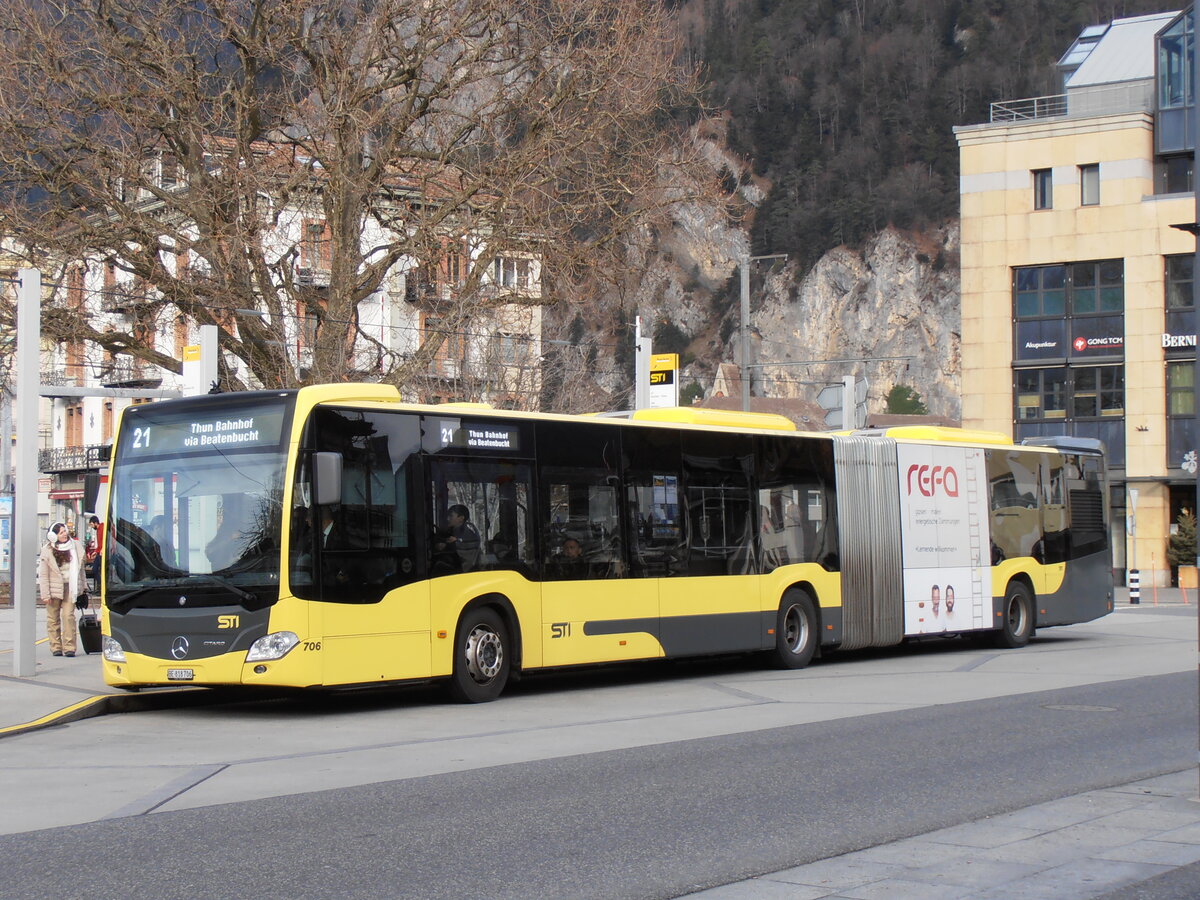 (257'981) - STI Thun - Nr. 706/BE 818'706 - Mercedes am 29. Dezember 2023 beim Bahnhof Interlaken West