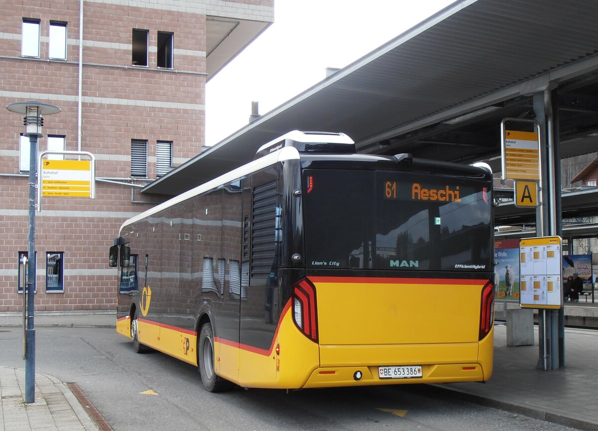 (258'008) - PostAuto Bern - BE 653'386/PID 12'065 - MAN am 29. Dezember 2023 beim Bahnhof Spiez