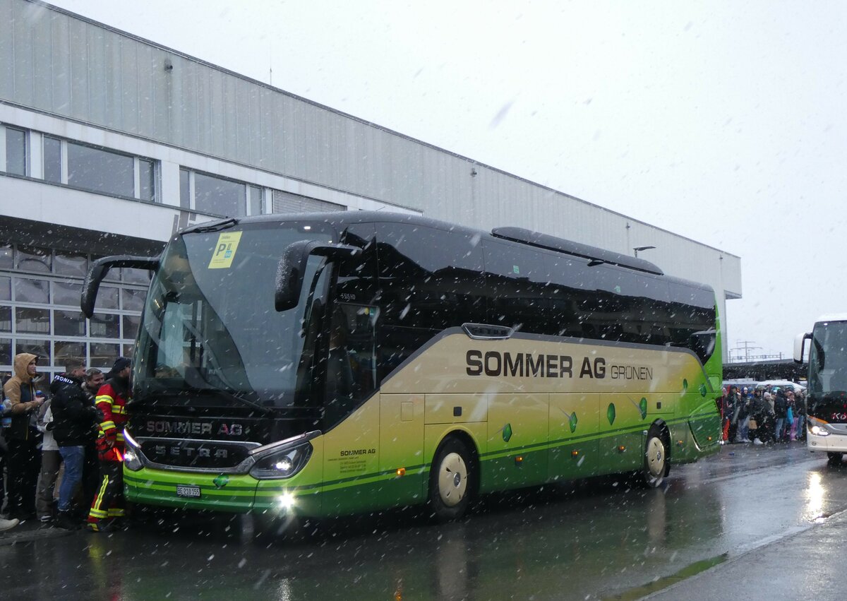 (258'214) - Sommer, Grnen - BE 210'155 - Setra am 6. Januar 2024 beim Bahnhof Frutigen