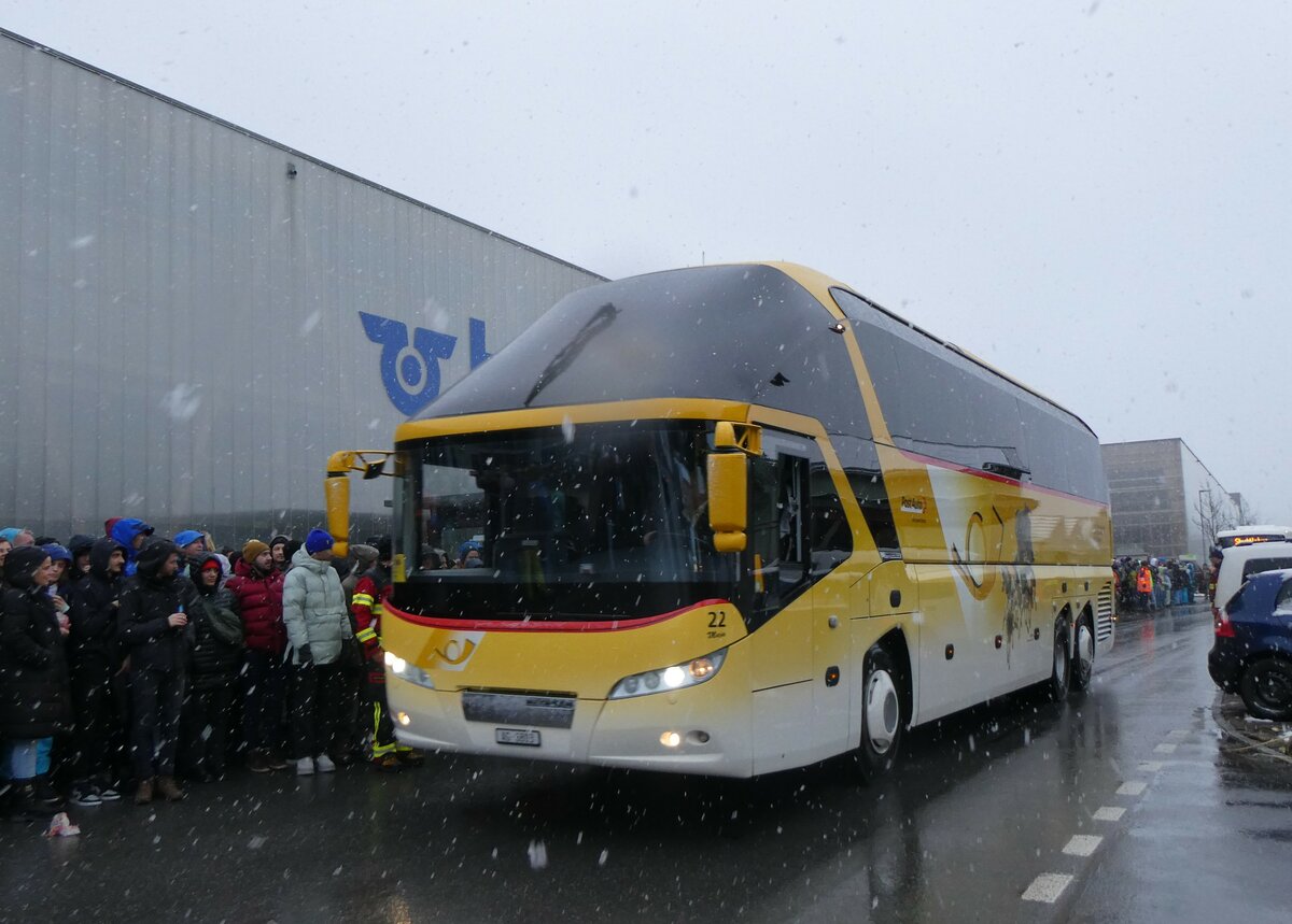 (258'221) - Tschannen, Zofingen - Nr. 22/AG 683/PID 4706 - Neoplan (ex PostAuto Graubnden) am 6. Januar 2024 beim Bahnhof Frutigen