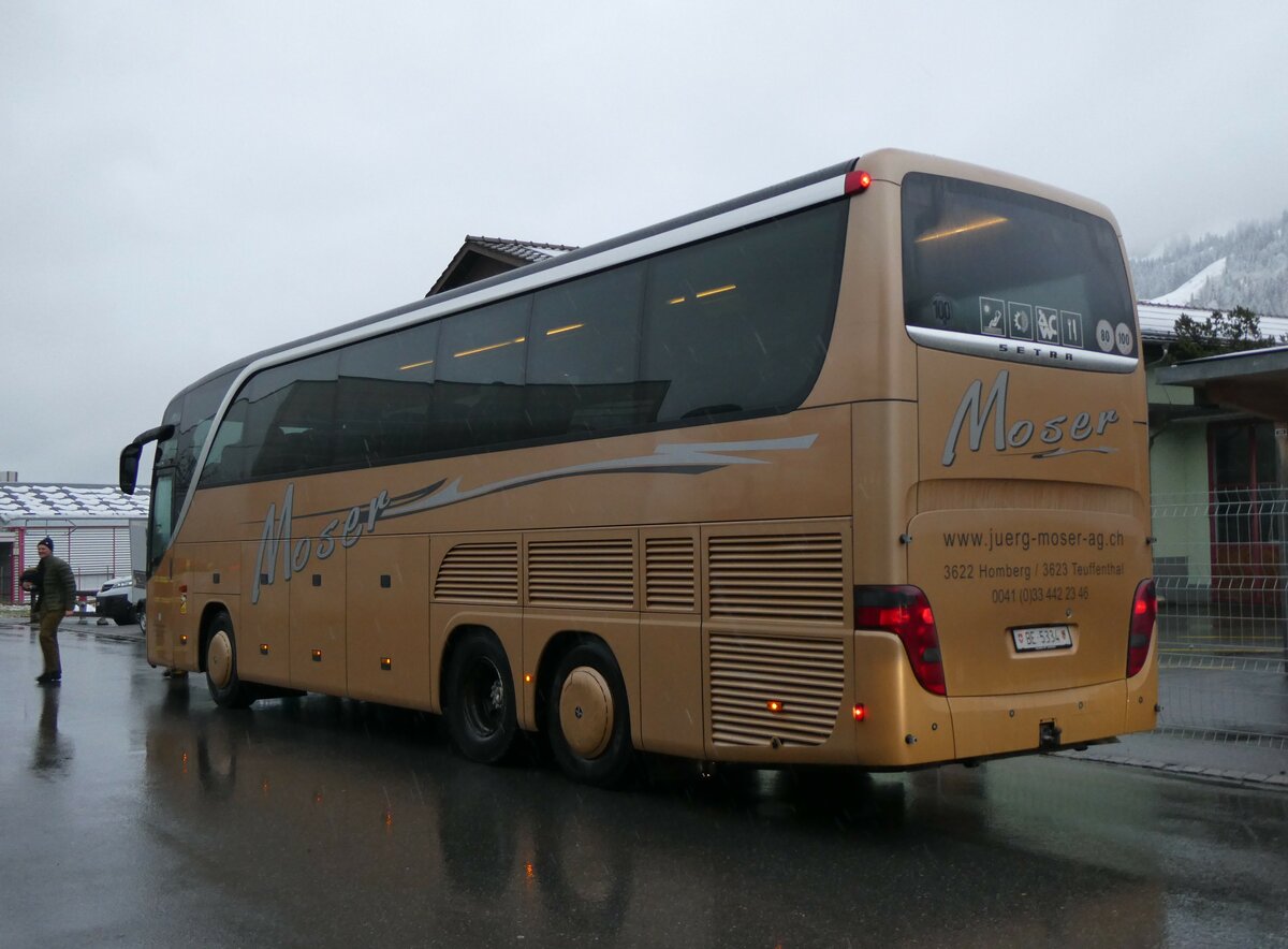 (258'468) - Moser, Teuffenthal - BE 5334 - Setra am 6. Januar 2024 beim Bahnhof Frutigen