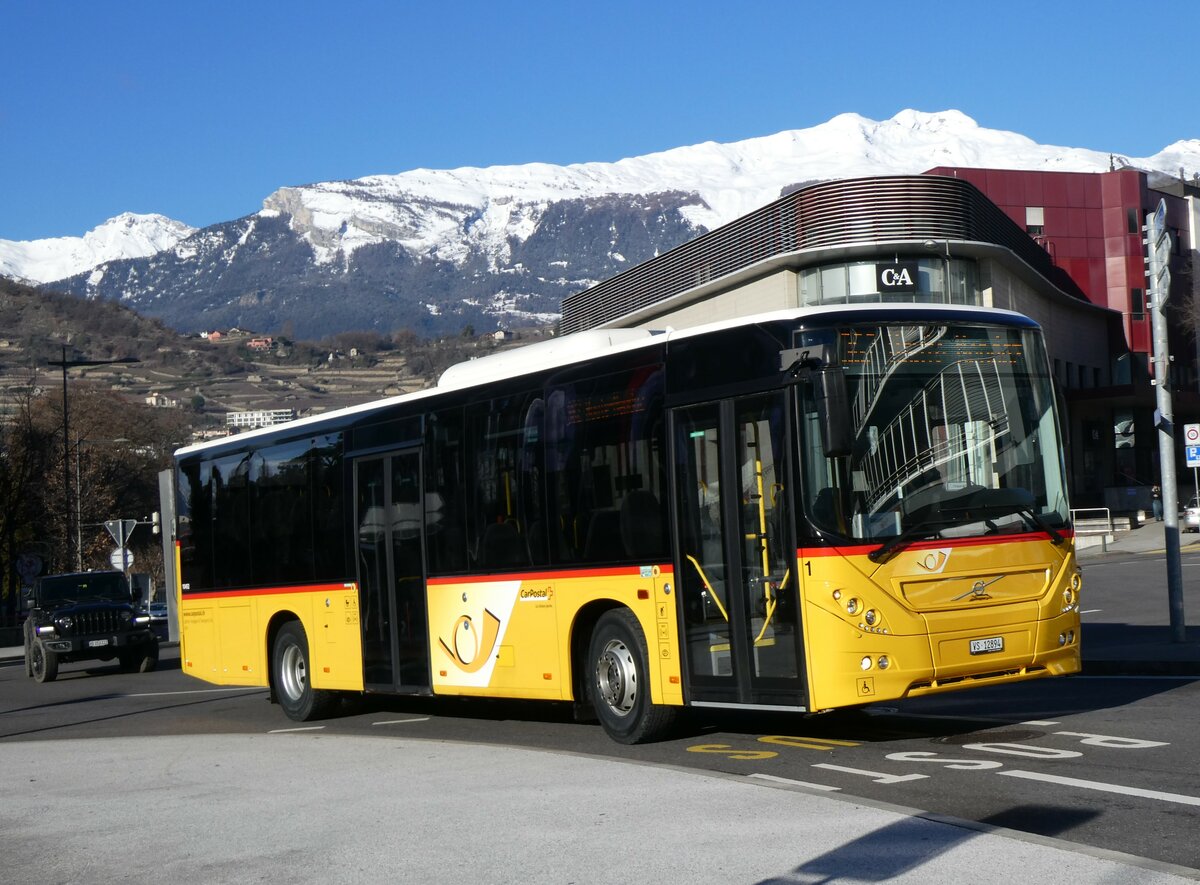 (258'576) - Lathion, Sion - Nr. 1/VS 12'894/PID 10'492 - Volvo am 11. Januar 2024 beim Bahnhof Sion