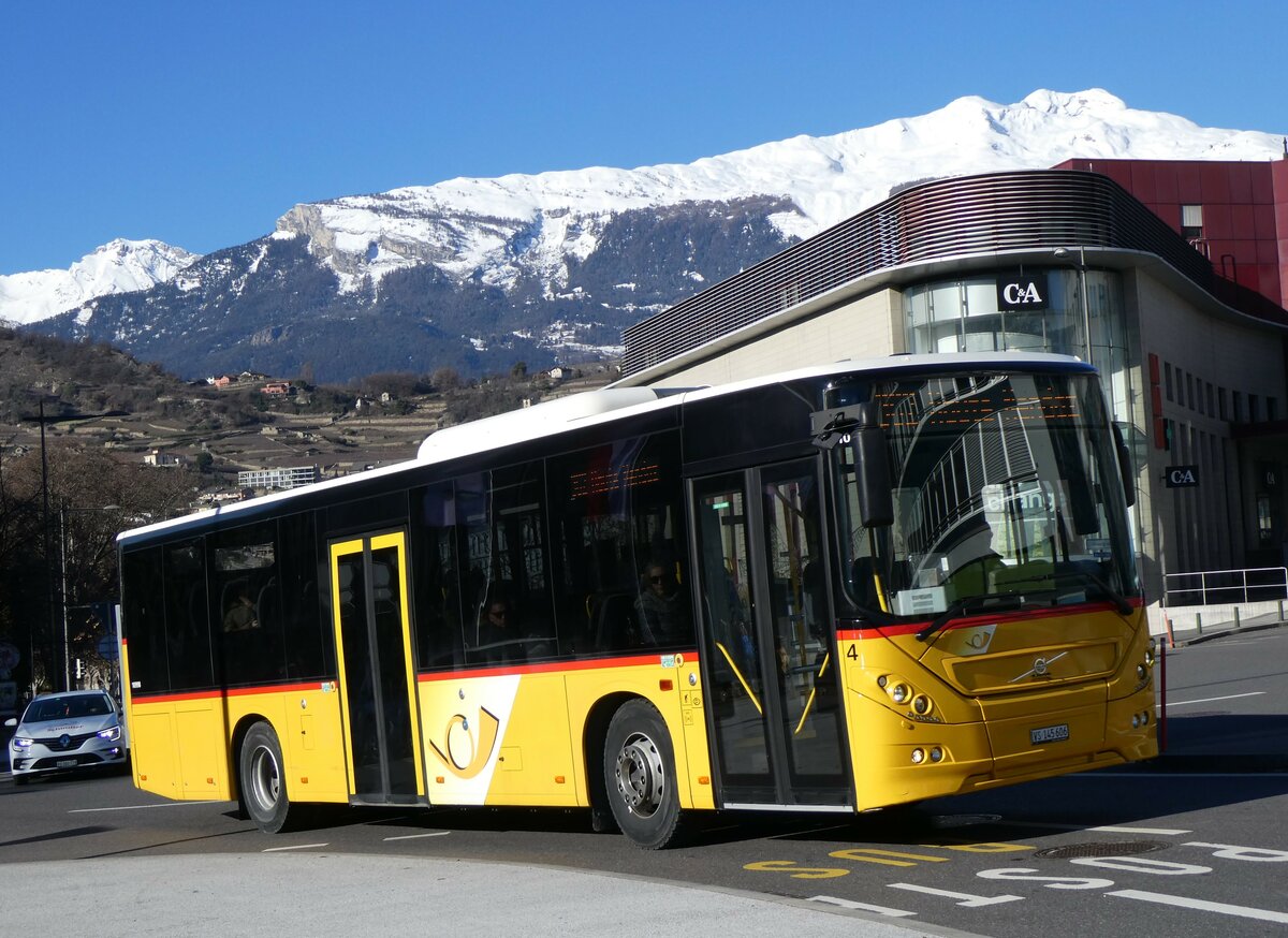 (258'616) - Lathion, Sion - Nr. 4/VS 145'606/PID 10'998 - Volvo am 11. Januar 2024 beim Bahnhof Sion