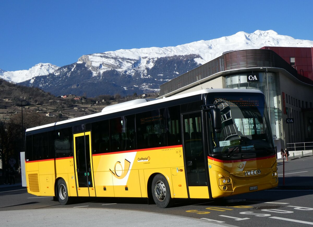 (258'618) - PostAuto Wallis - Nr. 18/VS 365'408/PID 11'917 - Iveco am 11. Januar 2024 beim Bahnhof Sion