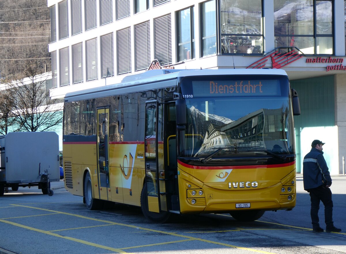 (258'632) - PostAuto Wallis - VS 705/PID 11'910 - Iveco am 11. Januar 2024 beim Bahnhof Brig