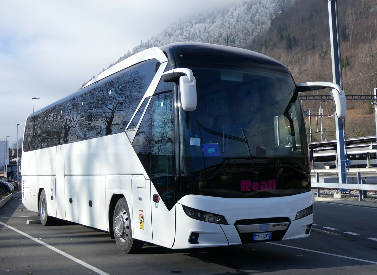 (258'656) - Aus Italien: Reali, Alatri - GN-954 KR - Neoplan am 12. Januar 2024 beim Bahnhof Interlaken Ost