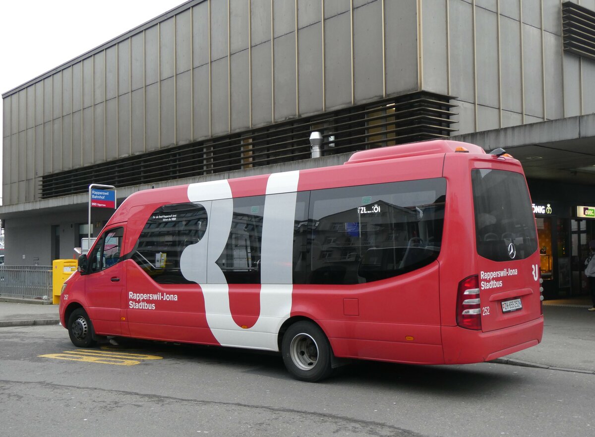 (258'681) - VZO Grningen - Nr. 252/ZH 655'252 - Mercedes am 13. Januar 2024 beim Bahnhof Rapperswil