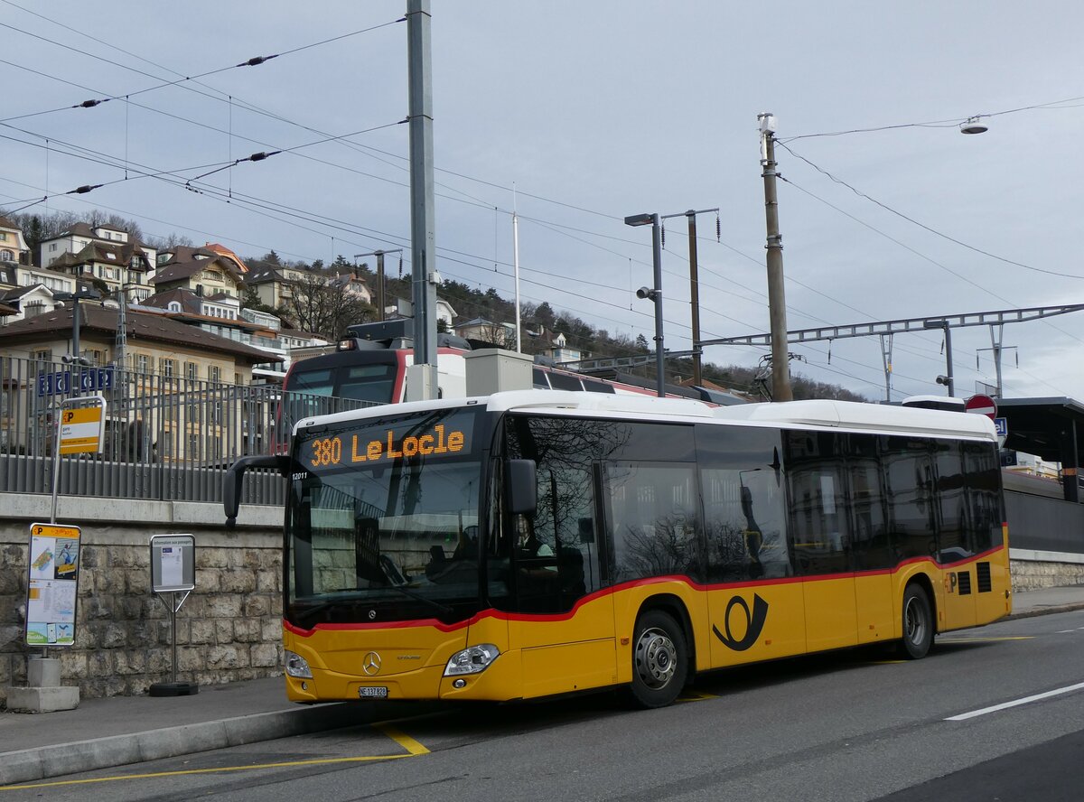 (258'914) - CarPostal Ouest - NE 137'828/PID 12'011 - Mercedes am 26. Januar 2024 beim Bahnhof Neuchtel 