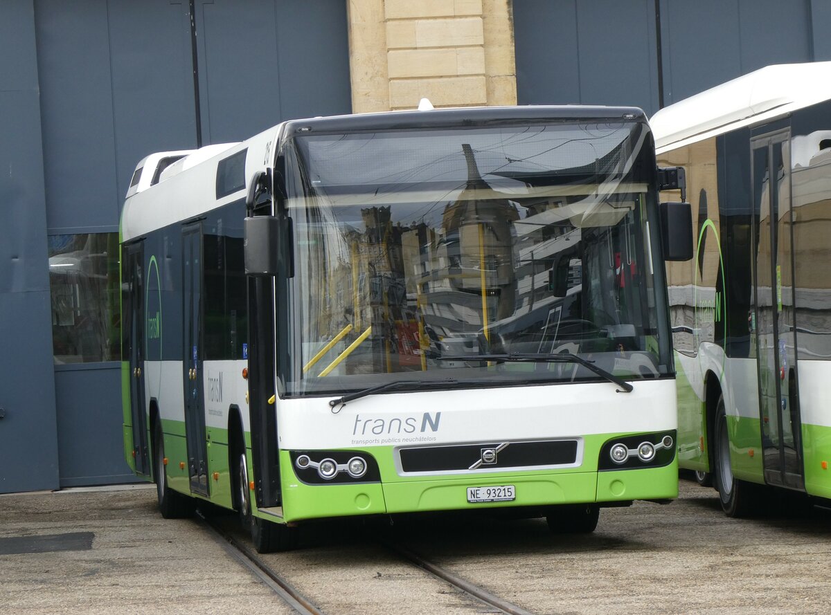 (258'923) - transN, La Chaux-de-Fonds - Nr. 215/NE 93'215 - Volvo (ex TN Neuchtel Nr. 215) am 26. Januar 2024 in Neuchtel, Dpt