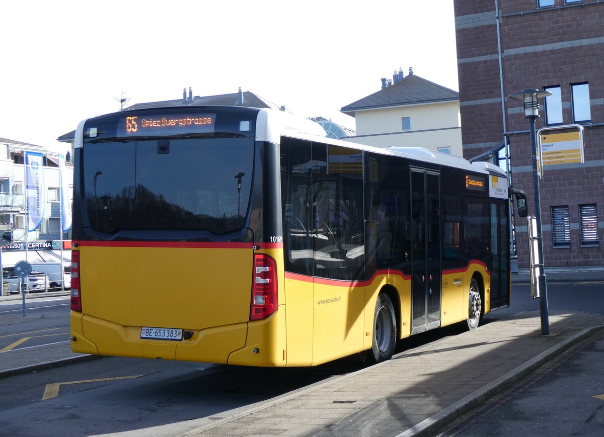 (258'980) - PostAuto Bern - BE 653'383/PID 10'169 - Mercedes am 29. Januar 2024 beim Bahnhof Spiez