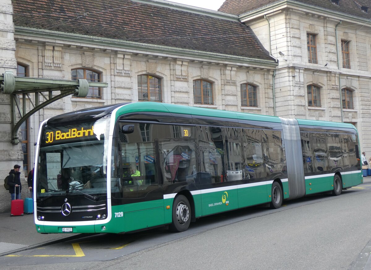 (259'006) - BVB Basel - Nr. 7129/BS 99'131 - eMercedes am 30. Januar 2024 beim Bahnhof Basel