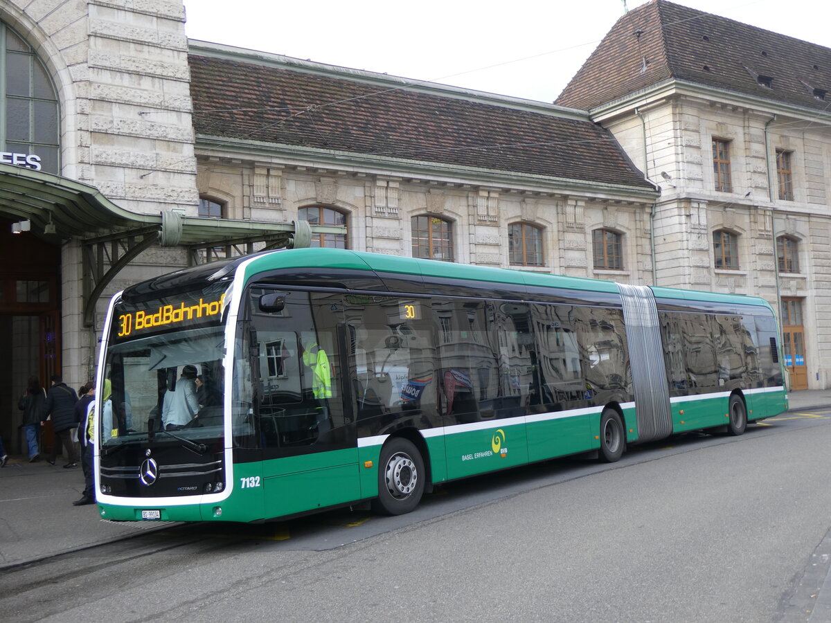 (259'008) - BVB Basel - Nr. 7132/BS 99'134 - eMercedes am 30. Januar 2024 beim Bahnhof Basel