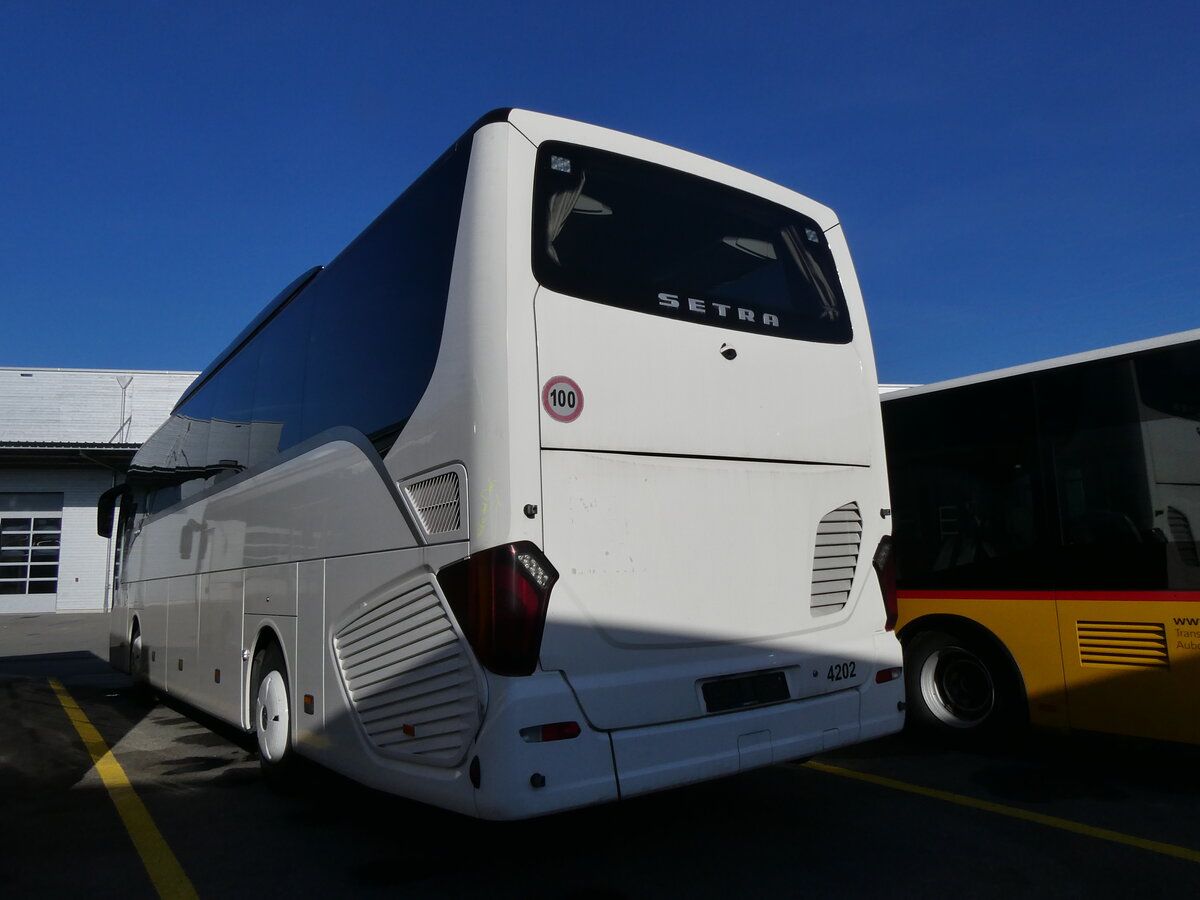 (259'120) - Aus Oesterreich: Weiss, St. Georgen - Nr. 4202 - Setra am 3. Februar 2024 in Kerzers, Interbus