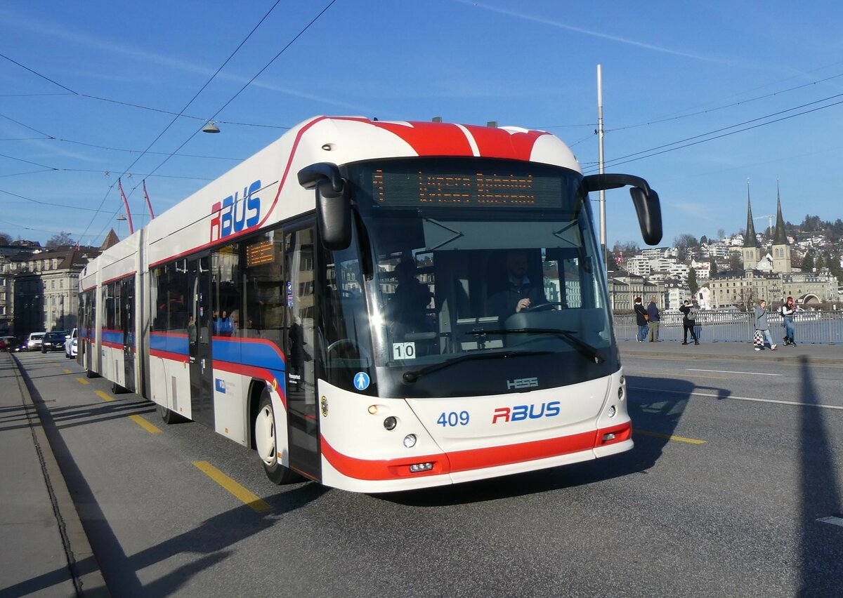 (259'198) - VBL Luzern - Nr. 409 - Hess/Hess Doppelgelenktrolleybus am 6. Februar 2024 in Luzern, Bahnhofbrcke