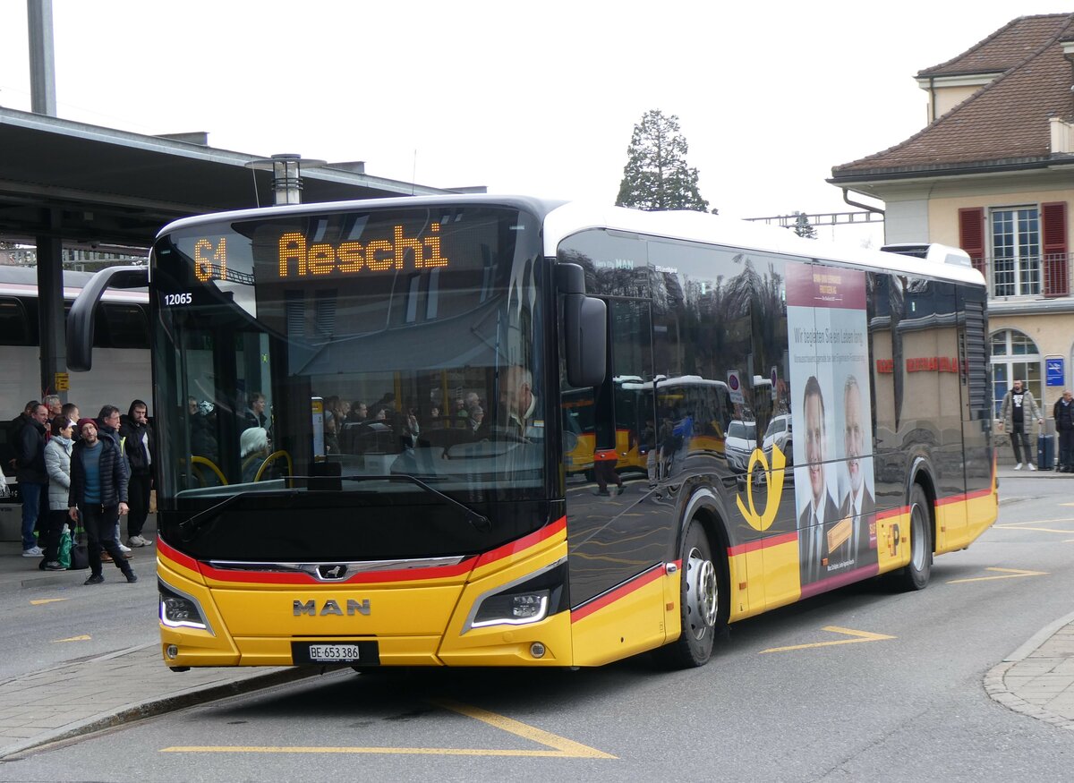 (259'646) - PostAuto Bern - BE 653'386/PID 12'065 - MAN am 26. Februar 2024 beim Bahnhof Spiez