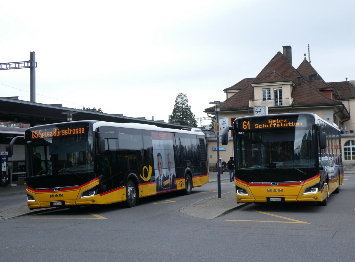 (259'666) - PostAuto Bern - BE 653'386/PID 12'065 + BE 653'385/PID 12'064 - MAN am 26. Februar 2024 beim Bahnhof Spiez