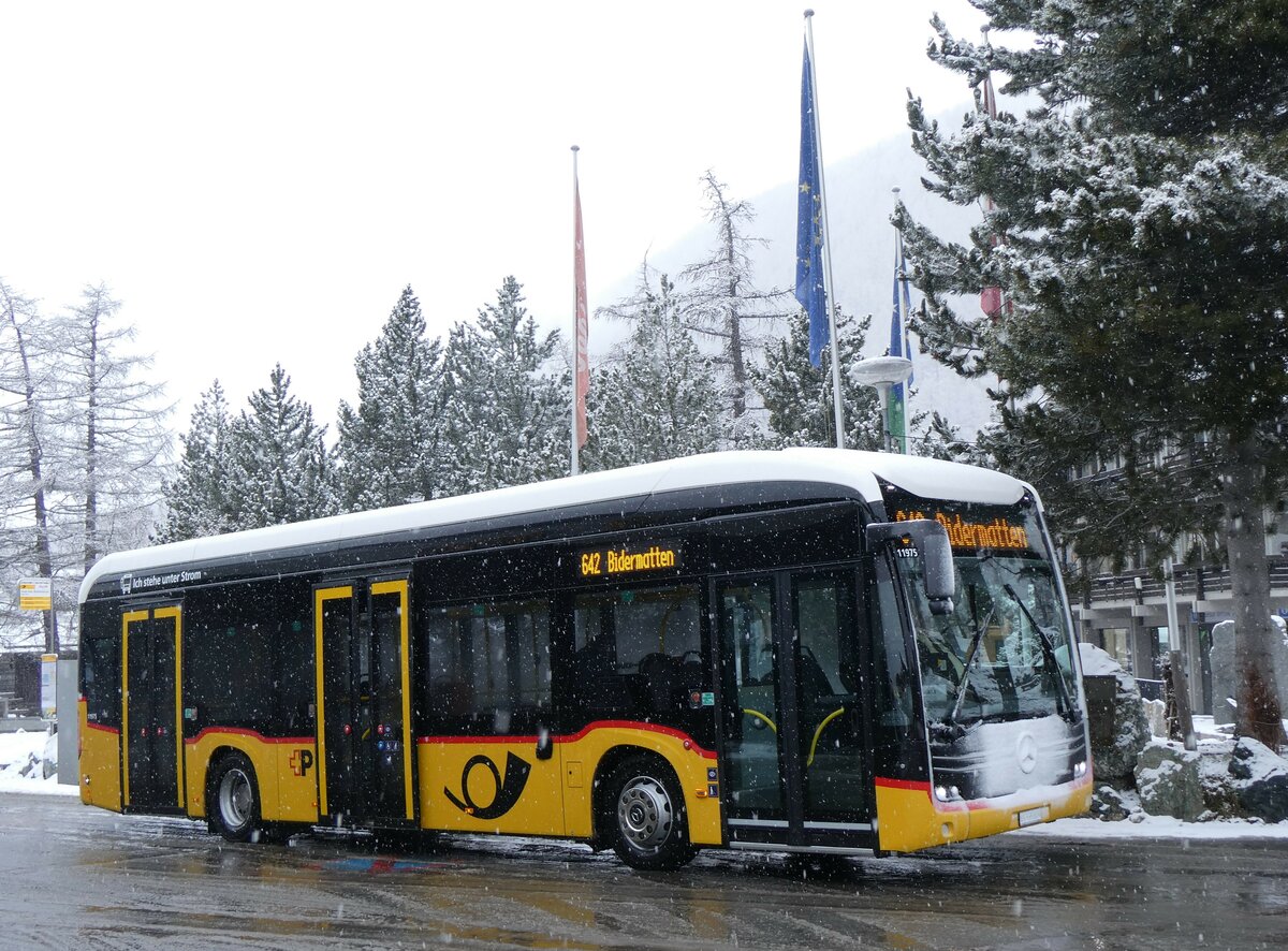 (259'701) - PostAuto Wallis - VS 565'809/PID 11'975 - eMercedes am 27. Februar 2024 in Saas-Fee, Busterminal