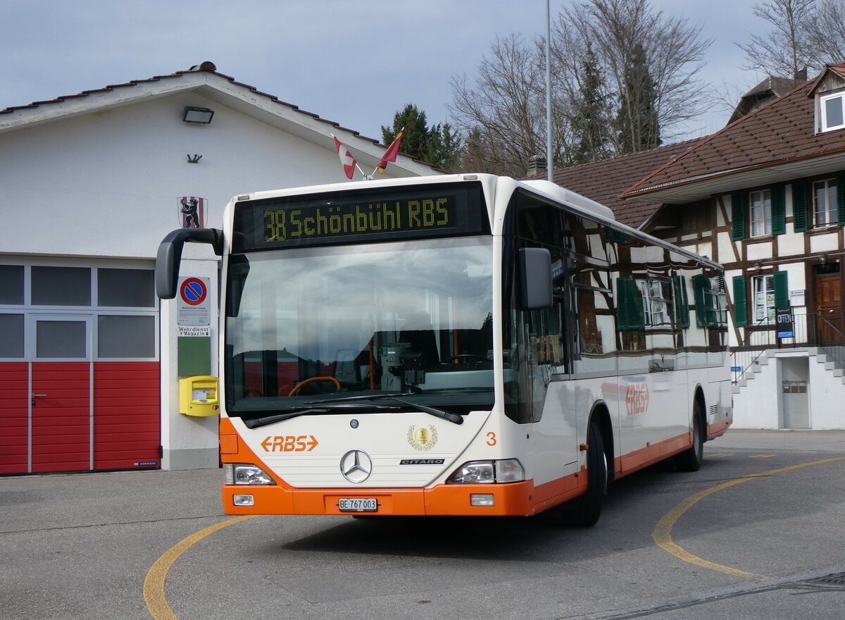 (260'002) - RBS Worblaufen - Nr. 3/BE 767'003 - Mercedes am 3. Mrz 2024 in Briswil, Brunnen