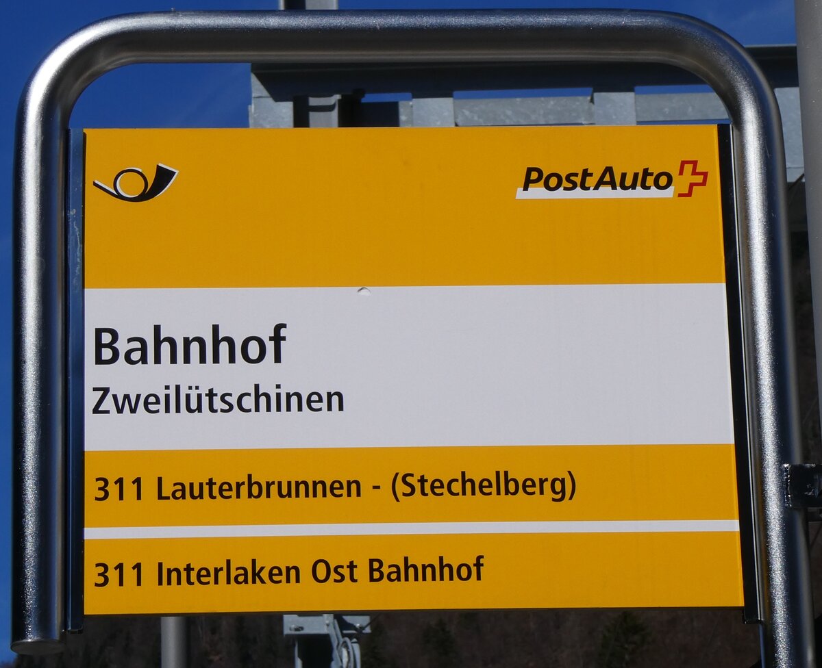 (260'560) - PostAuto-Haltestellenschild - Zweiltschinen, Bahnhof - am 19. Mrz 2024