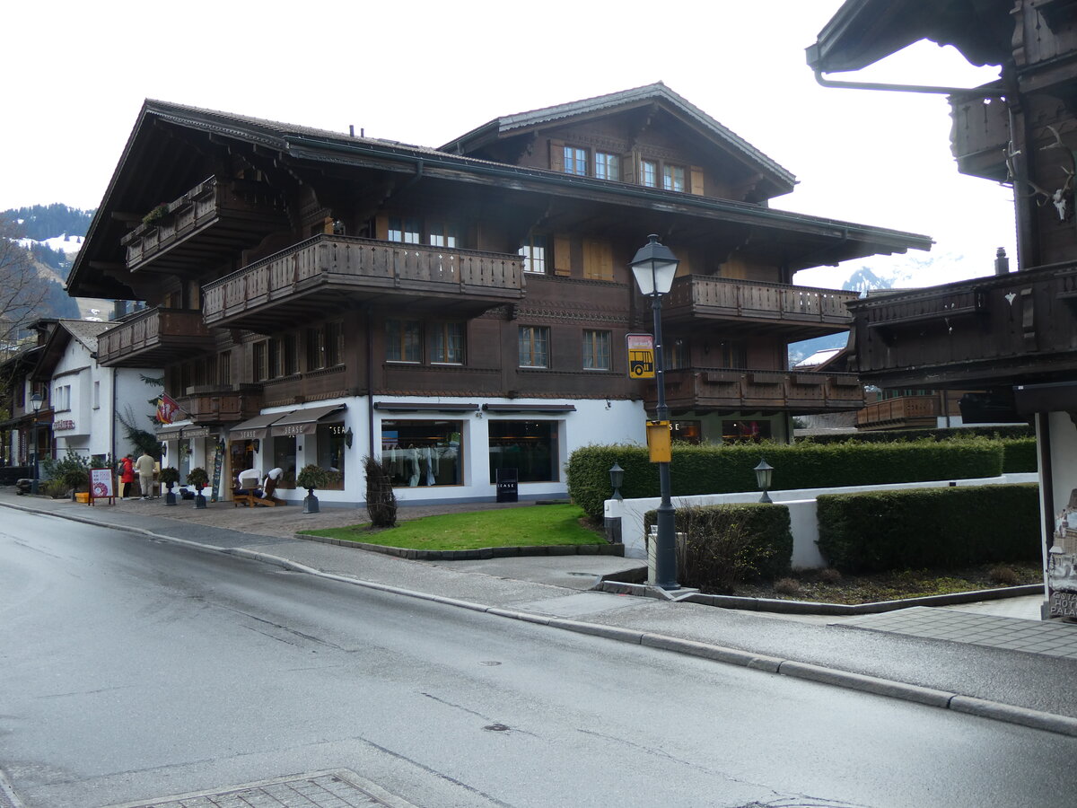 (260'598) - Ehemalige PostAuto-Haltestelle am 21. Mrz 2024 an der Suterstrasse in Gstaad