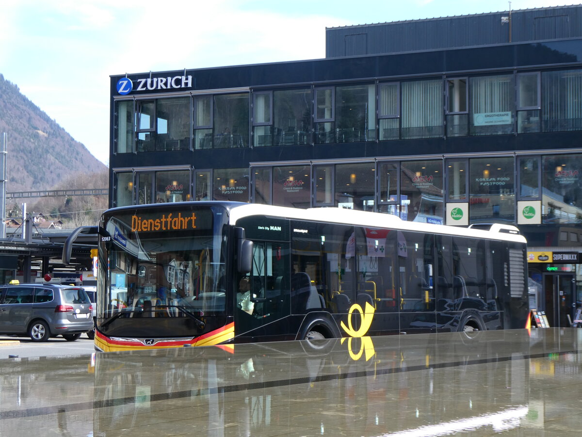 (260'621) - PostAuto Bern - BE 653'384/PID 12'063 - MAN am 22. Mrz 2024 beim Bahnhof Interlaken Ost (Teilaufnahme)