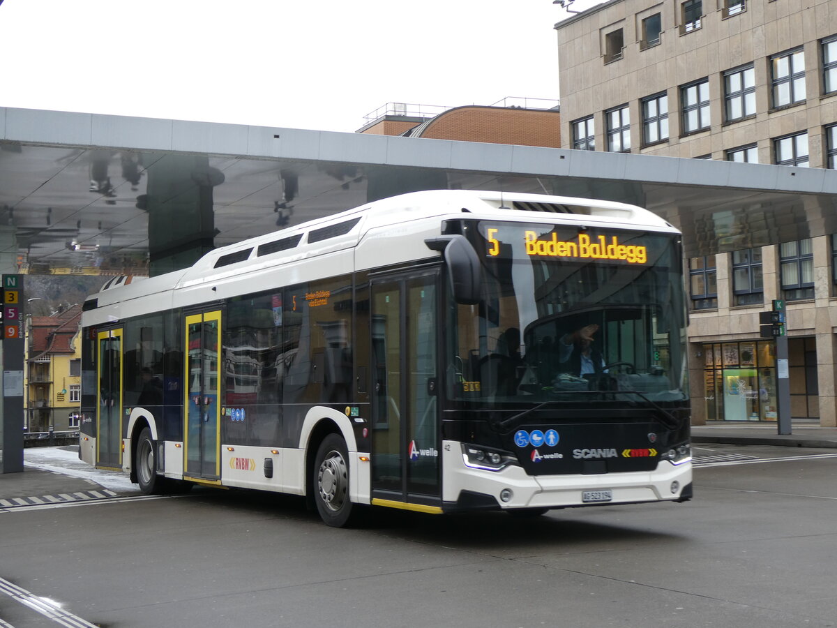 (260'747) - RVBW Wettingen - Nr. 42/AG 523'194 - eScania am 28. Mrz 2024 beim Bahnhof Baden