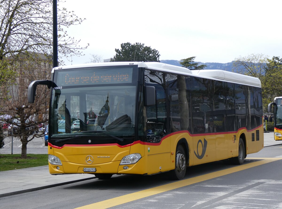 (260'853) - CarPostal Ouest - VD 464'913/PID 10'603 - Mercedes am 29. Mrz 2024 beim Bahnhof Yverdon