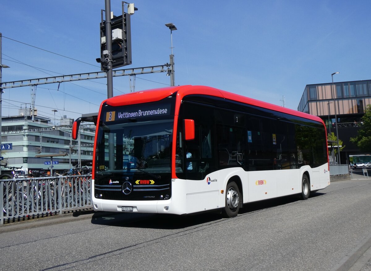 (261'166) - RVBW Wettingen - Nr. 67/AG 550'342 - eMercedes am 12. April 2024 beim Bahnhof Baden