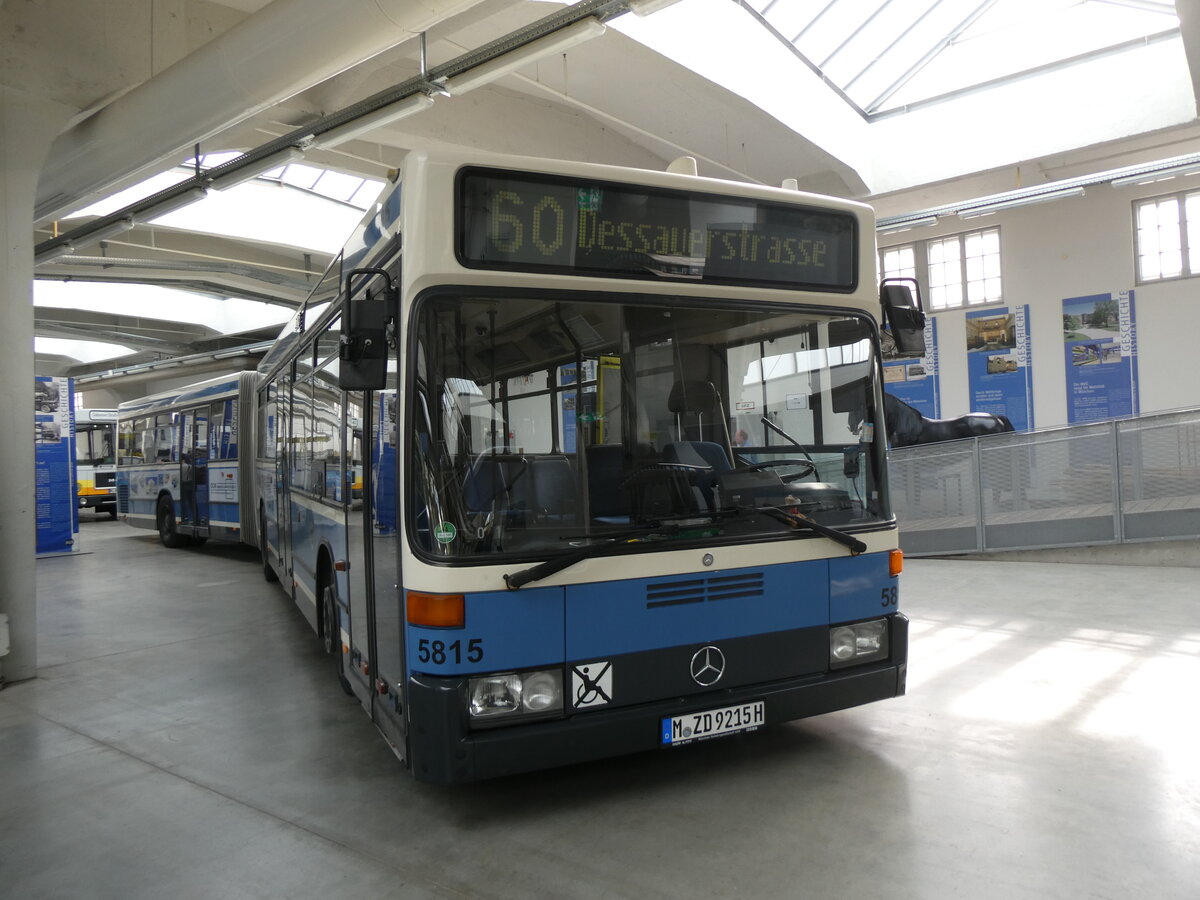 (261'260) - MVG Mnchen (OCM) - Nr. 5815/M-ZD 9215H - Mercedes am 13. April 2024 in Mnchen, MVG-Museum