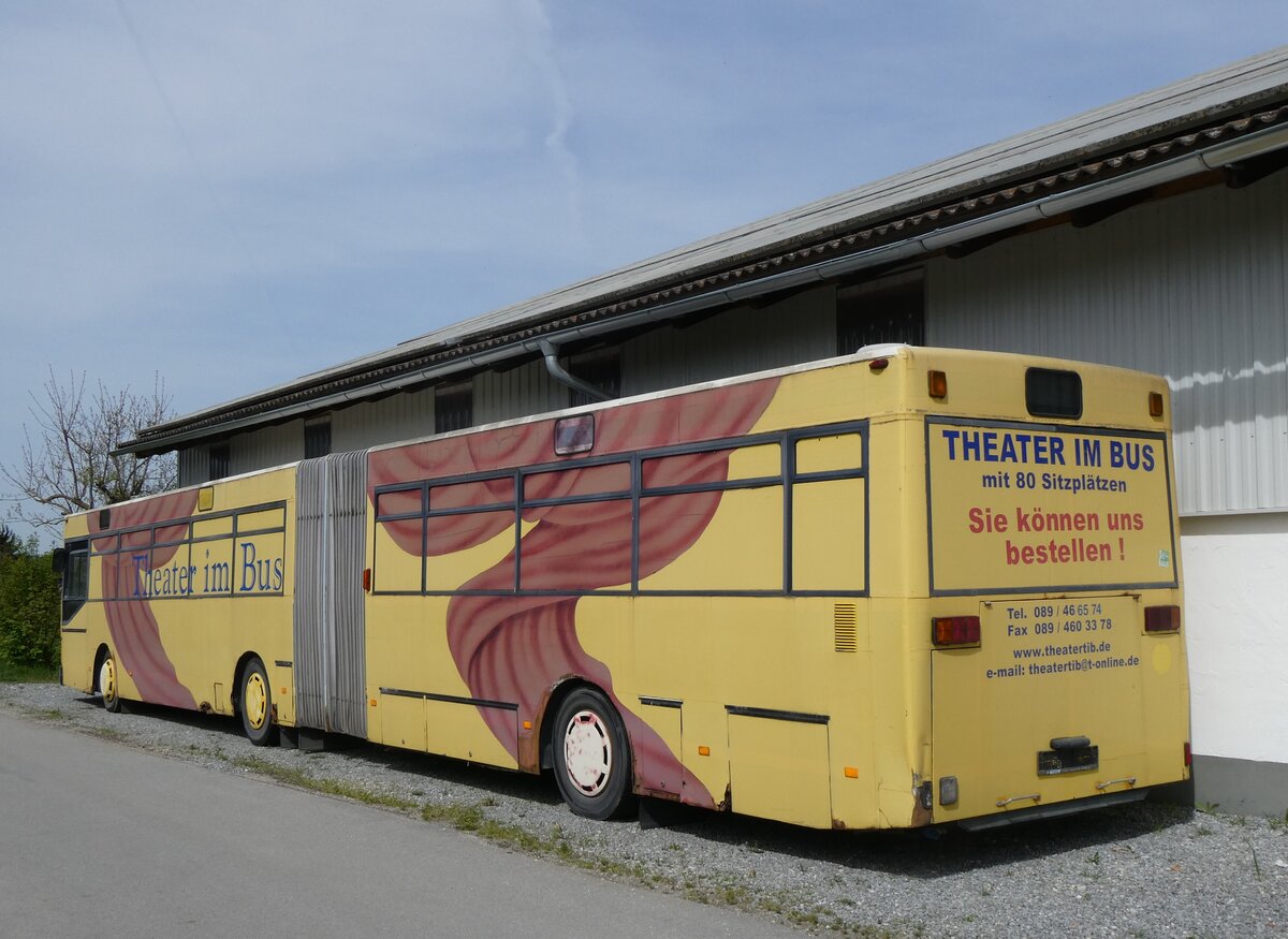 (261'312) - Theater im Bus, Haar (OCM) - MAN am 14. April 2024 in Grosskllnbach, Lager OCM