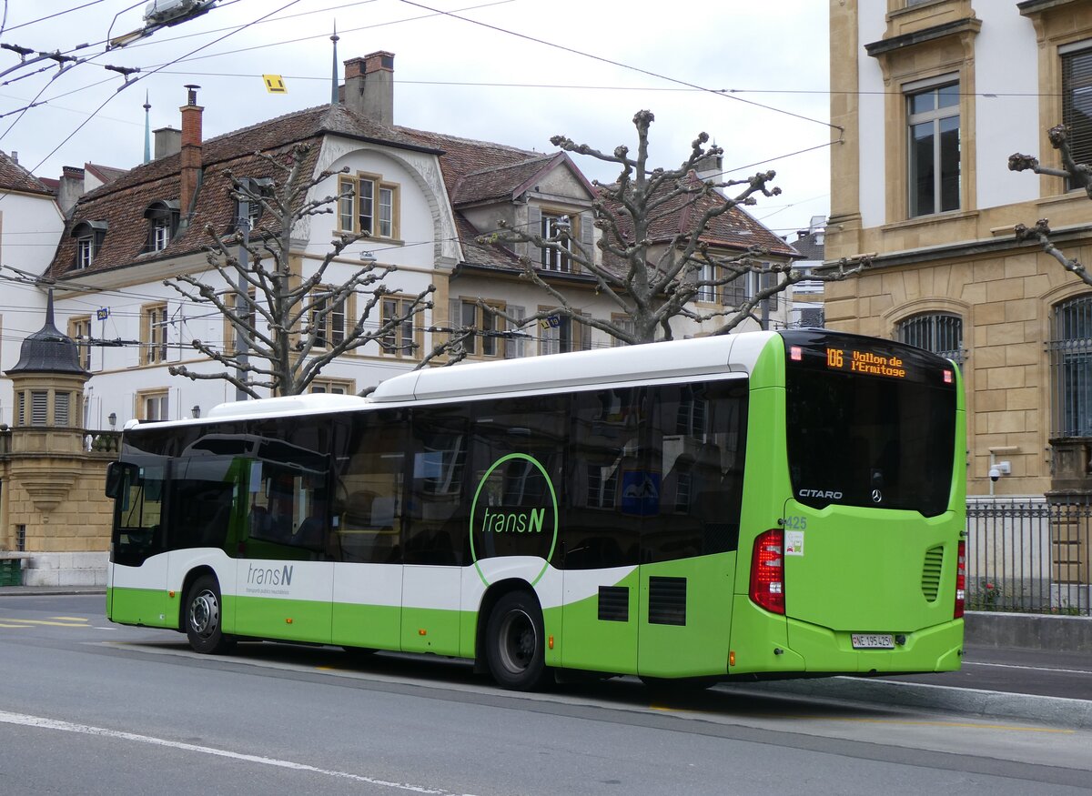 (261'673) - transN, La Chaux-de-Fonds - Nr. 425/NE 195'425 - Mercedes am 23. April 2024 in Neuchtel, Place Pury