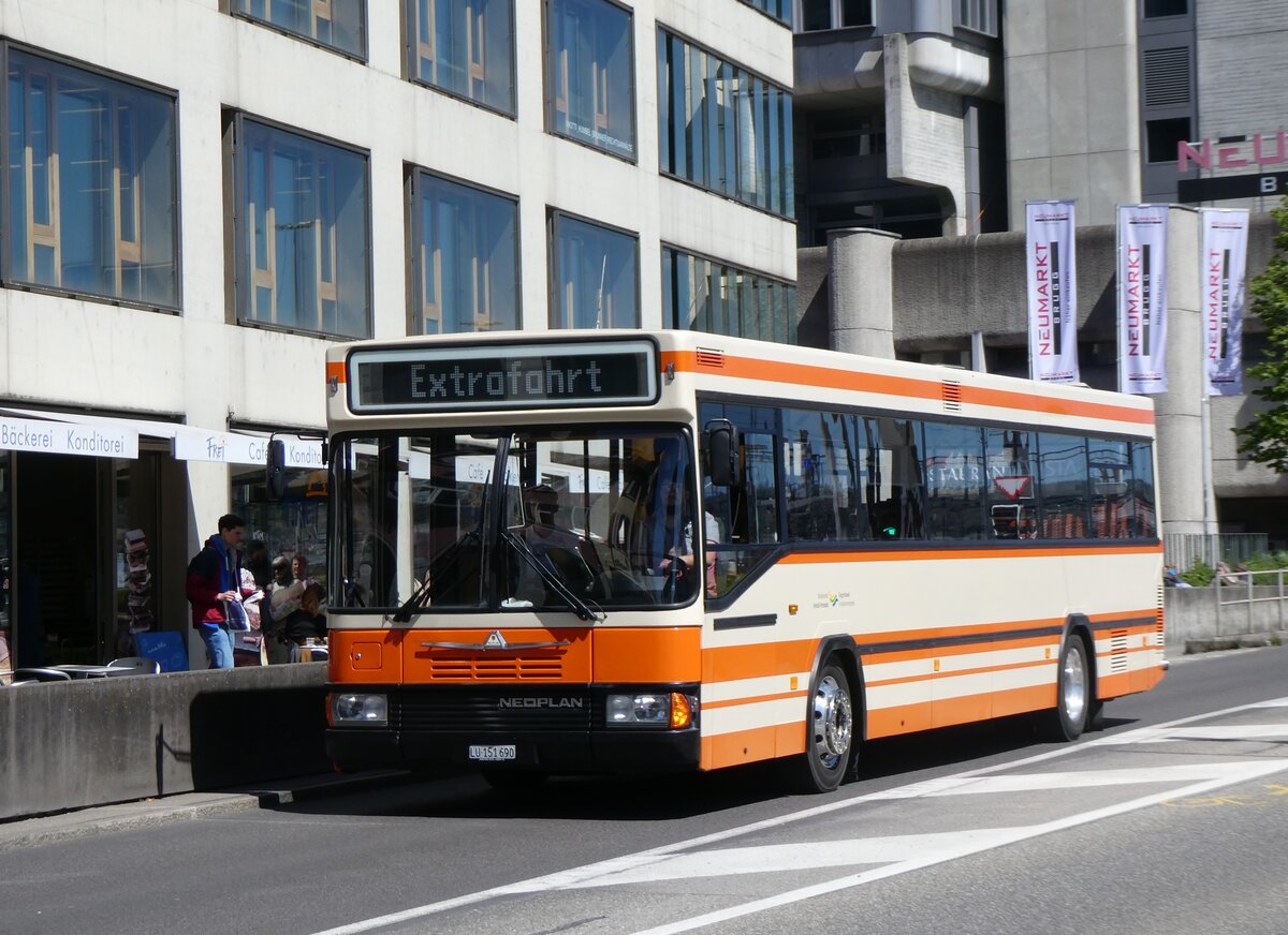 (261'740) - BSF Hochdorf - Nr. 11/LU 151'690 - Neoplan (ex Mder, Schwanden) am 27. April 2024 beim Bahnhof Brugg