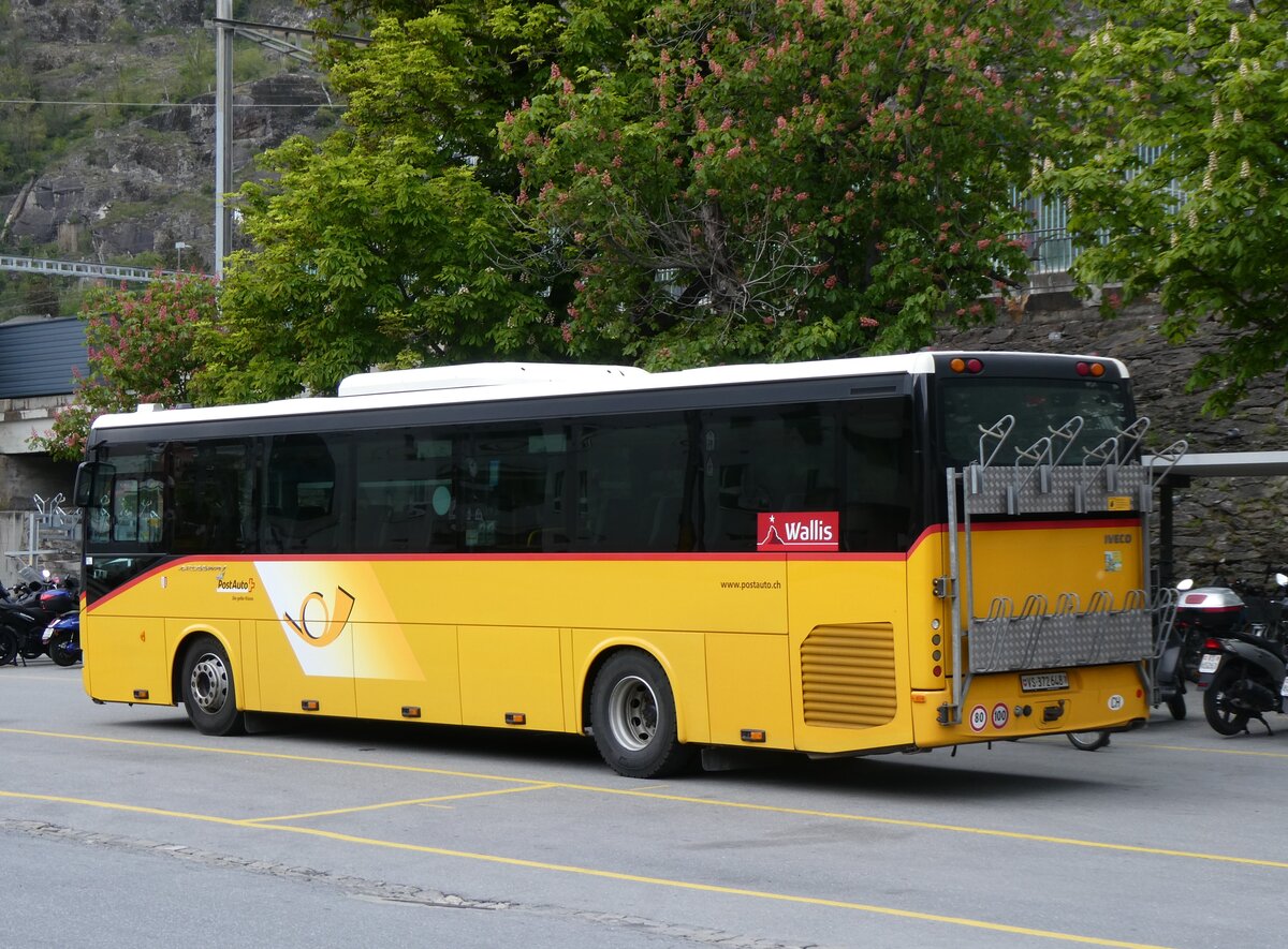 (261'830) - PostAuto Wallis - VS 372'648/PID 5171 - Irisbus am 29. April 2024 beim Bahnhof Brig