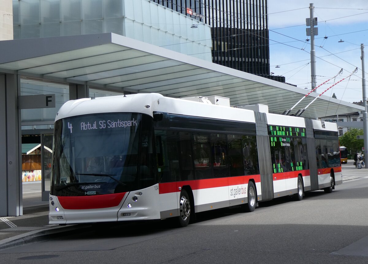 (262'800) - St. Gallerbus, St. Gallen - Nr. 134 - Hess/Hess Doppelgelenktrolleybus am 24. Mai 2024 beim Bahnhof St. Gallen