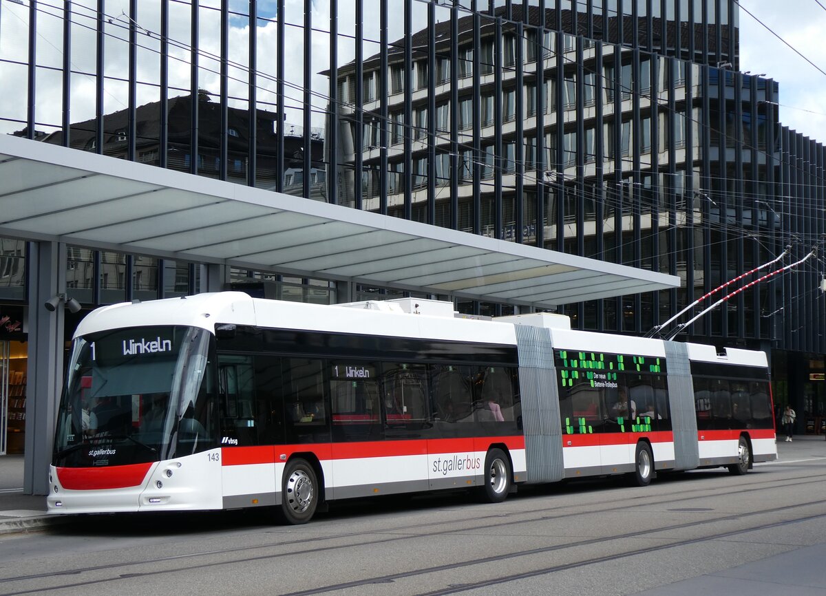 (262'857) - St. Gallerbus, St. Gallen - Nr. 143 - Hess/Hess Doppelgelenktrolleybus am 24. Mai 2024 beim Bahnhof St. Gallen