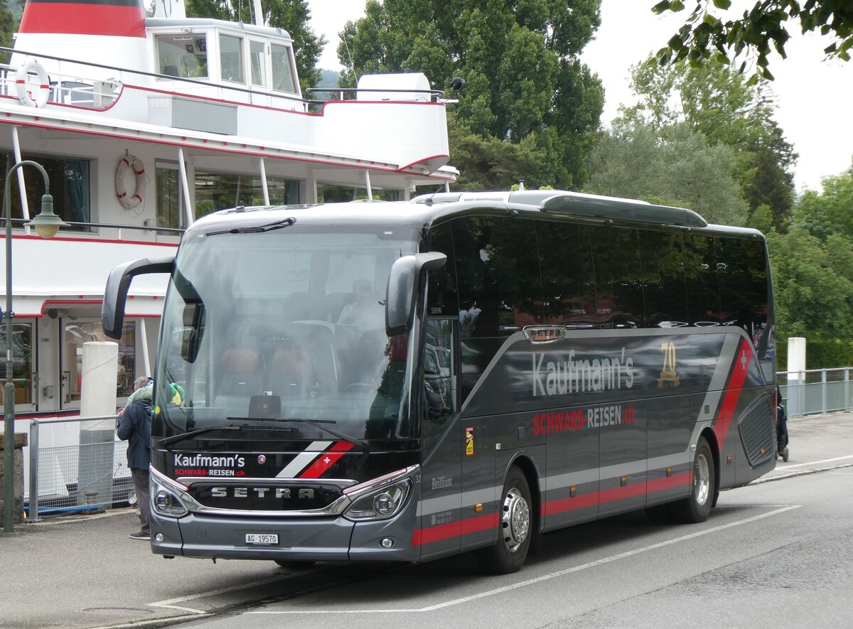 (263'652) - Kaufmann's Schwarb-Reisen, Mhlin - Nr. 32/AG 19'570 - Setra am 11. Juni 2024 bei der Schifflndte Thun