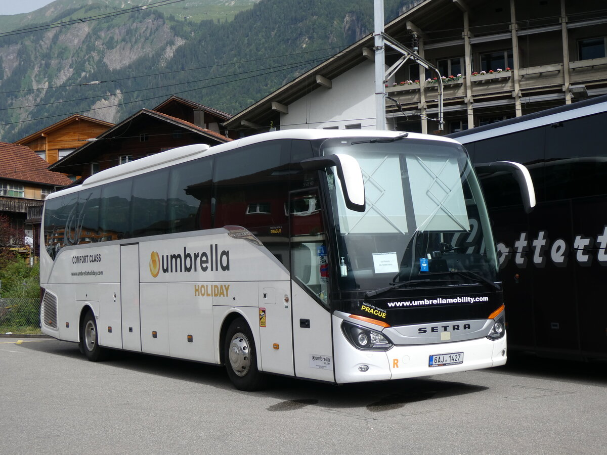 (264'096) - Aus Tschechien: Umbrella, Praha - 6AJ 1427 - Setra am 29. Juni 2024 beim Bahnhof Brienz