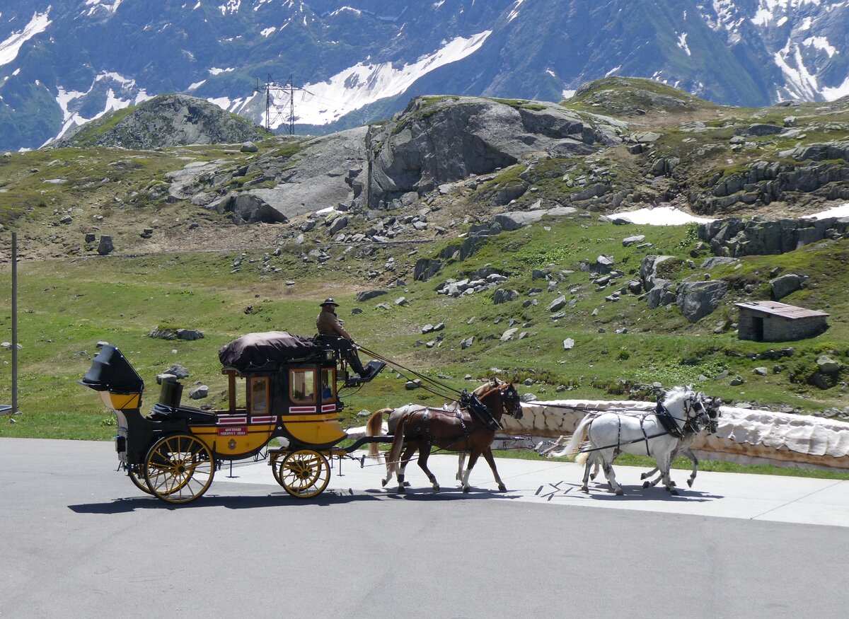 (264'268) - Postkutsche - PID 2712 - am 2. Juli 2024 in Gotthard, Passhhe