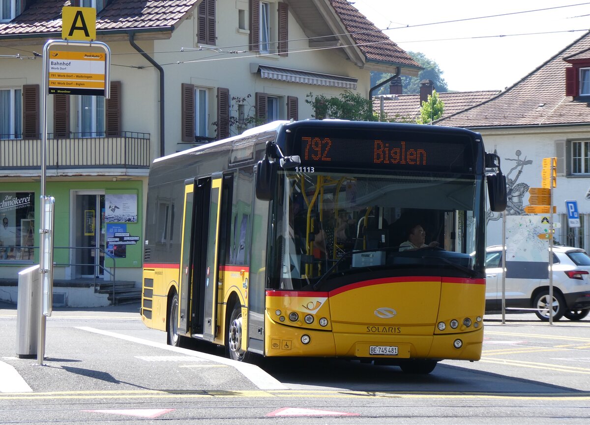 (265'236) - PostAuto Bern - Nr. 11'113/BE 745'481/PID 11'113 - Solaris (ex Nr. 481) am 29. Juli 2024 beim Bahnhof Worb Dorf