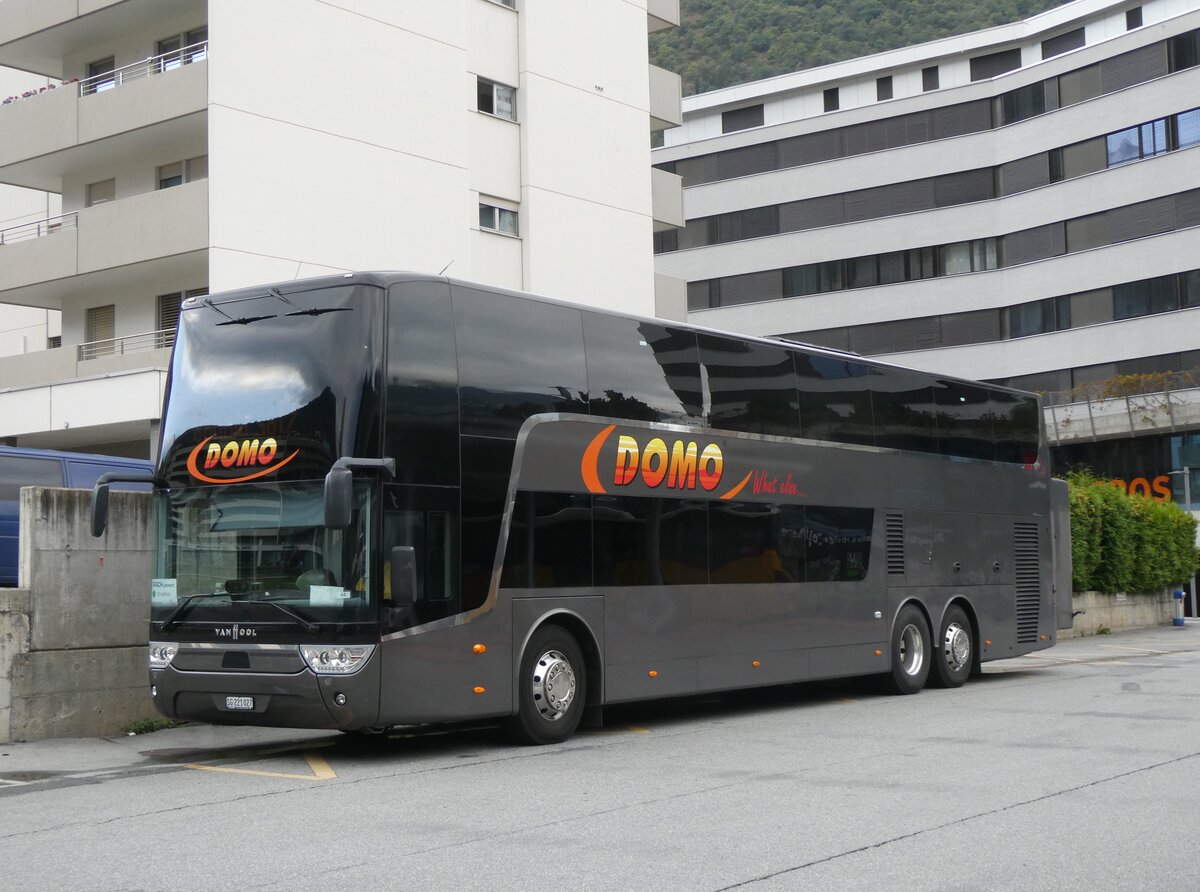 (265'351) - Domo, Glattbrugg - SG 221'027 - Van Hool am 3. August 2024 beim Bahnhof Visp