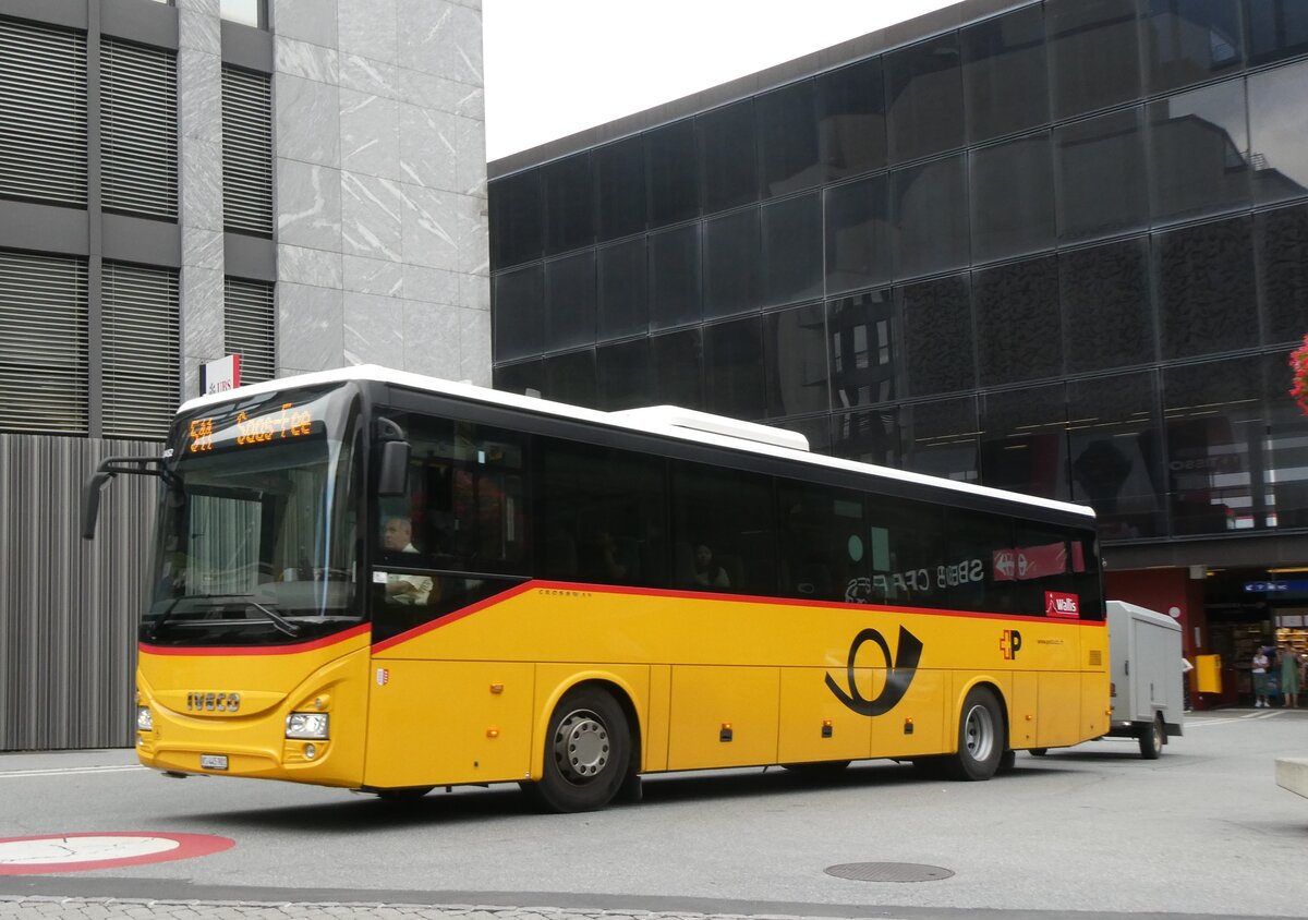 (265'354) - PostAuto Wallis - VS 445'901/PID 10'452 - Iveco am 3. August 2024 beim Bahnhof Visp